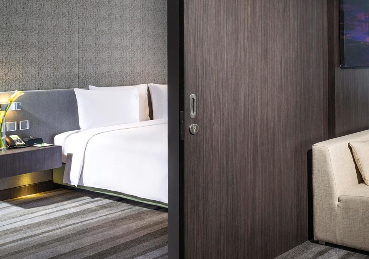 Holiday Inn Bangkok Sukhumvit By Ihg Екстер'єр фото